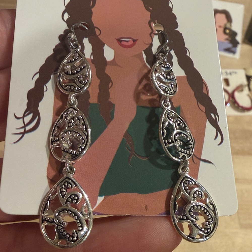 Elegant Silver & Black Dangle Earrings - Picture 2 of 3